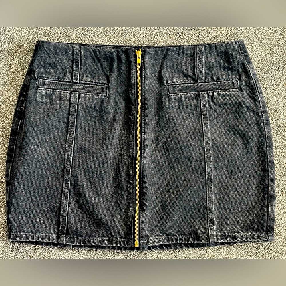 Old Navy Black Denim Skirt with Front Gold Zipper. Size (8)